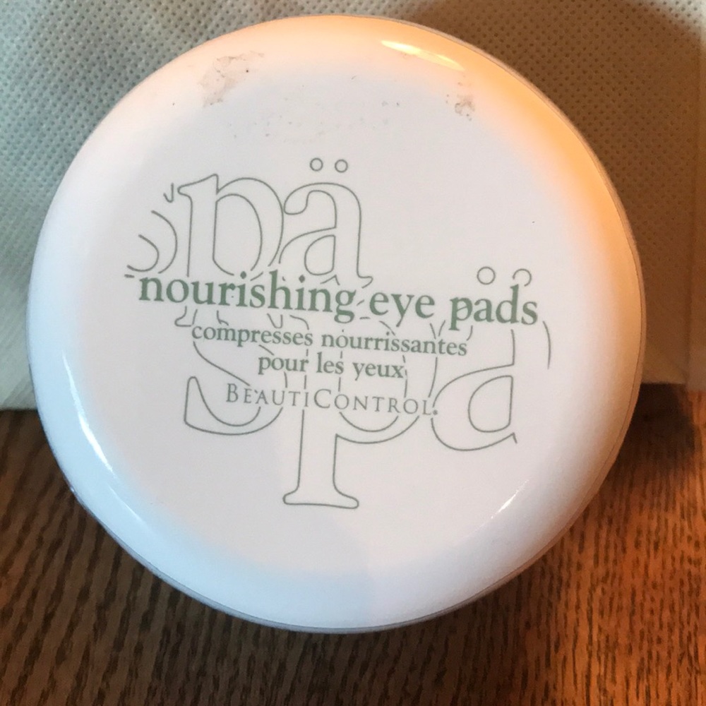 Nourishing eye pads